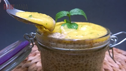 Mandlový pudink s chia semínky a mangem