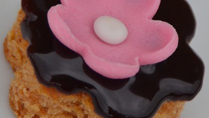 Medové kytičky od farské Aničky, Kytičky z fondánové hmoty si můžete připravit sami, ale dají se už hotové i koupit