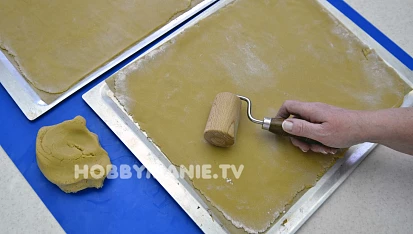Medový moučník jménem Zázrak: Je tomu opravdu tak!, Rychle vyhnětené medové těsto co možná nejdříve zpracujte do podoby 3 plátů.