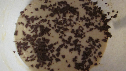 Muffiny s čokoládou a broskvemi, těsto...