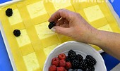 Netradiční tvarohový koláč s okénky místo mříží (Mřížku doplňte kousky ovoce a koláč upečete. Lze je také na koláč doplnit těsně před dopečením, aby si udržely pěkný tvar)