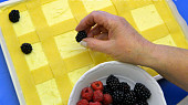 Netradiční tvarohový koláč s okénky místo mříží, Mřížku doplňte kousky ovoce a koláč upečete. Lze je také na koláč doplnit těsně před dopečením, aby si udržely pěkný tvar