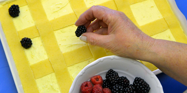 Netradiční tvarohový koláč s okénky místo mříží (Mřížku doplňte kousky ovoce a koláč upečete. Lze…)