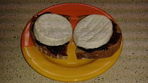 Opečený chléb s povidly a hermelínem