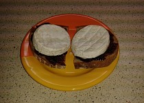 Opečený chléb s povidly a hermelínem