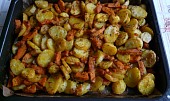 Pečená dýně hokkaido s bramborami na bylinkách