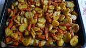 Pečená dýně hokkaido s bramborami na bylinkách
