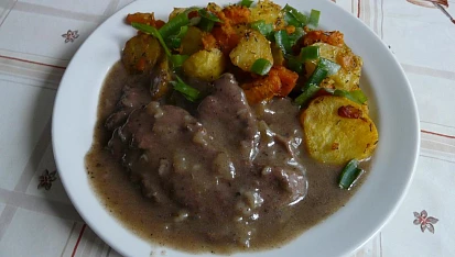 Pečená dýně hokkaido s bramborami na bylinkách