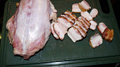 Pečený králík s uzeným, králičí hřbet a valašská slanina