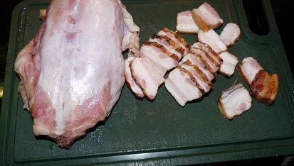 Pečený králík s uzeným, králičí hřbet a valašská slanina