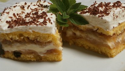 Piškotové řezy s jablky, pudinkem a citronovou šlehačkou, na řezu