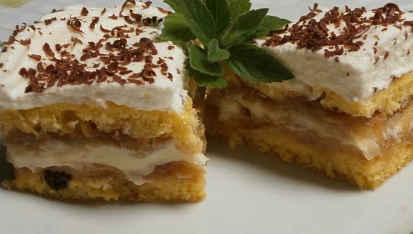 Piškotové řezy s jablky, pudinkem a citronovou šlehačkou, na řezu