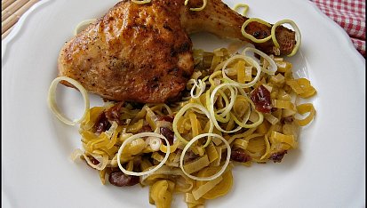 Pórek s lahůdkovou cibulkou a brusinkami