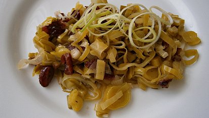 Pórek s lahůdkovou cibulkou a brusinkami