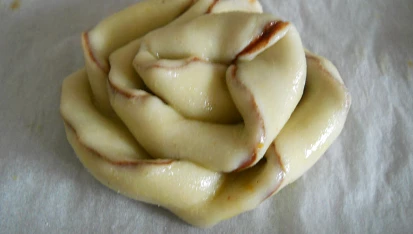Povidlové rohlíčky, umotáno