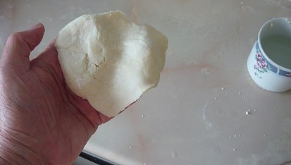 Pucíkačka – česnečka s pucíky, roztahování těsta