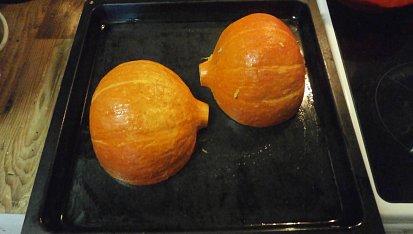 Pumpkin Pie (variace amerického dýňového koláče na Den díkůvzdání), Půlky dýně připravené do trouby