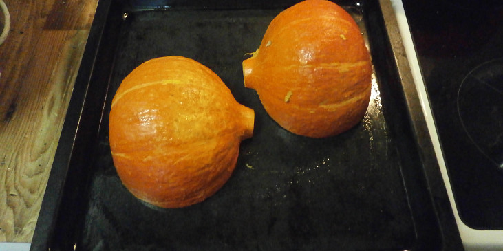 Pumpkin Pie (variace amerického dýňového koláče na Den díkůvzdání) (Půlky dýně připravené do trouby)