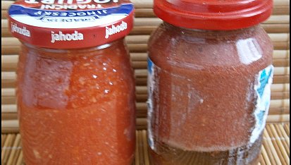 Rajčatová pomazánka, Sklenička na levé straně"rajčatové pyré s pečeným čessnekem"V pravo "Rajčatová pomazánka"z první várky