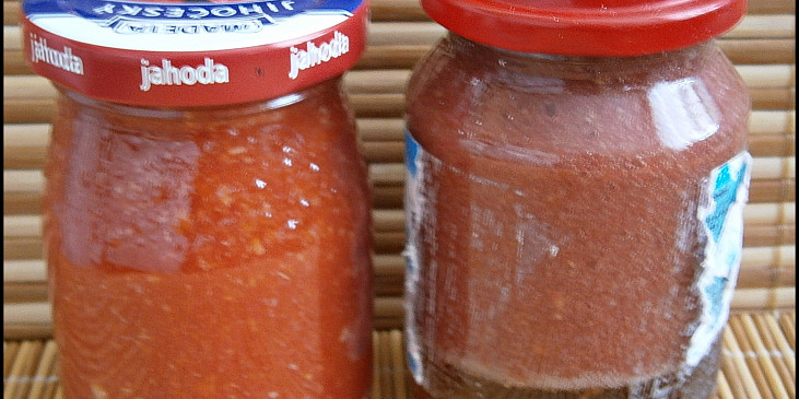 Rajčatová pomazánka (Sklenička na levé straně"rajčatové pyré s pečeným…)