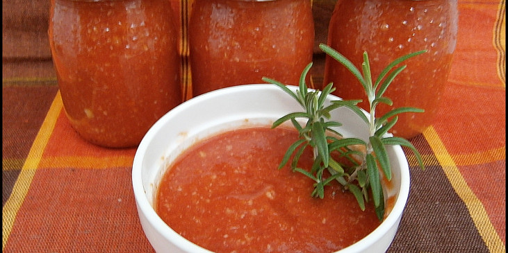Rajčatové pyré s pečeným česnekem