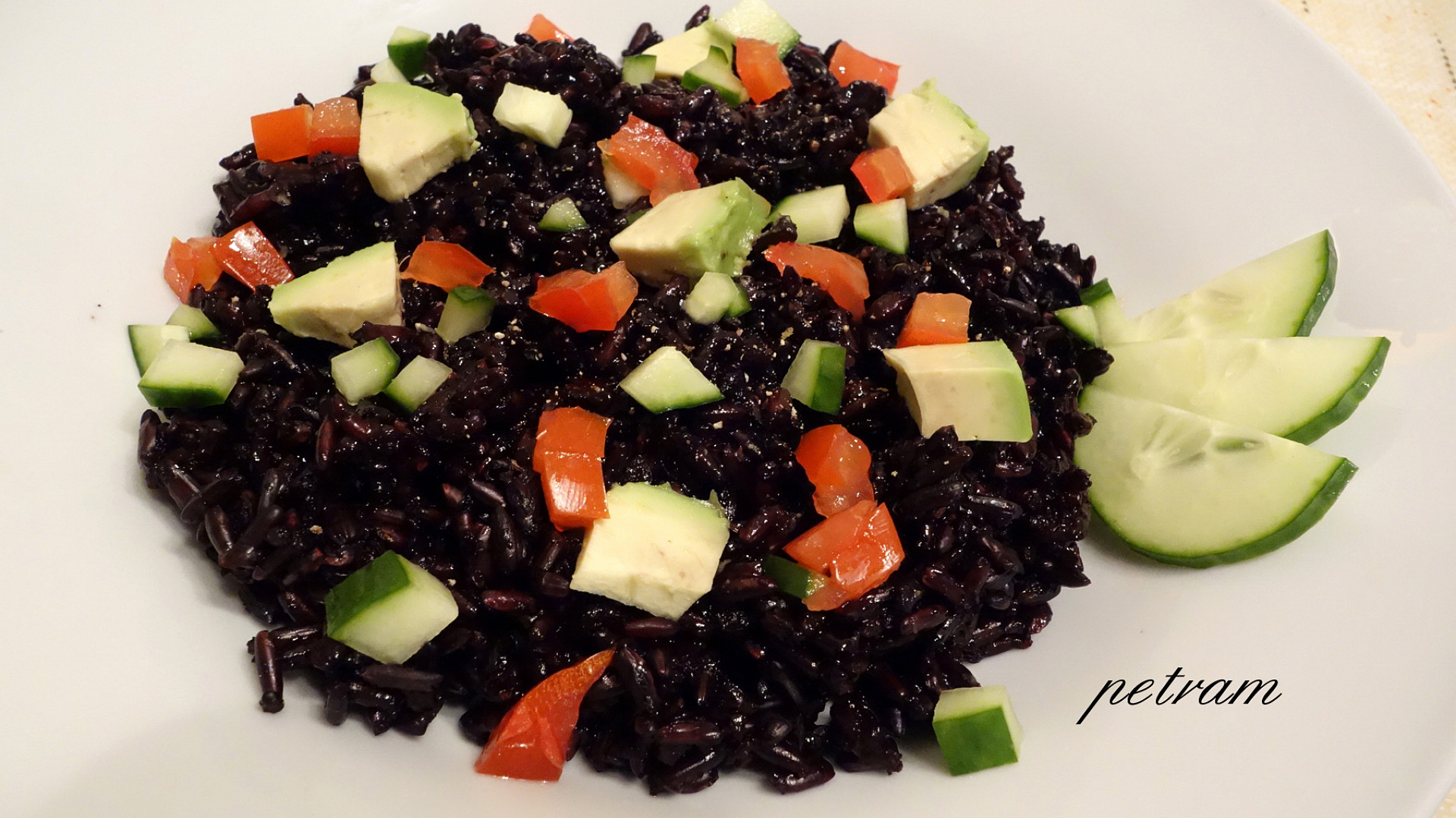 Salát z černé rýže s avokádem