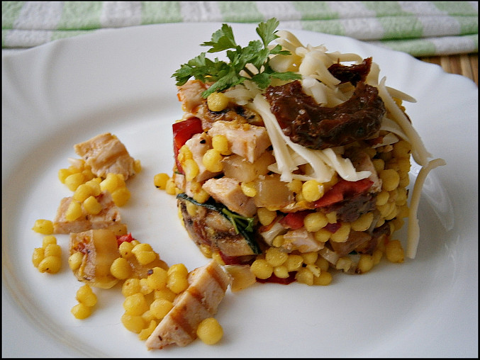 Salát z grilovaného masa a zeleniny, s tarhoňou