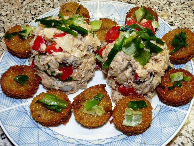 Salát z pečenáče a korunních sardinek s česnekovými krutonky