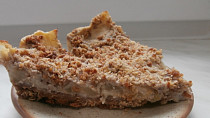 Šmakounův jablkový koláč s datlemi