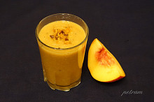 Oranžový smoothie s rakytníkovými vločkami