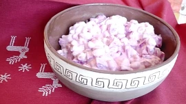 Sójový salát s červenou řepou  a česnekovým dressingem