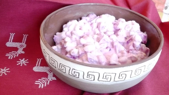 Sójový salát s červenou řepou  a česnekovým dressingem