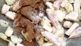 Špagetová dýně s masovo-zeleninovou omáčkou