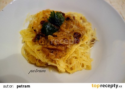 Špagetová dýně s rajčatovo-cuketovou omáčkou