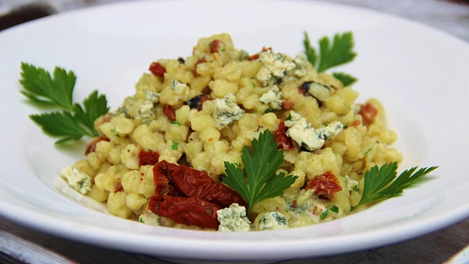Spätzle s nivou a sušenými rajčaty