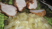 Studený bramborový salát s cibulí a kyselými okurkami