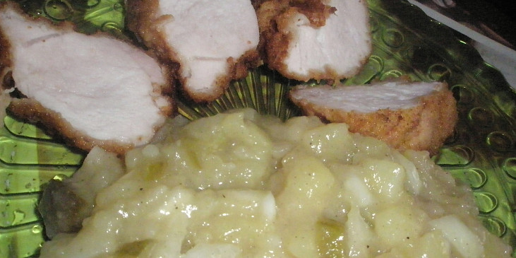 Studený bramborový salát s cibulí a kyselými okurkami