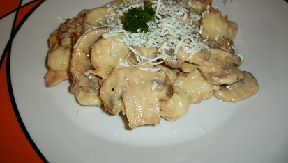 Sušené gnocchi s kuřecím masem a žampióny, vyborné jídlo :)