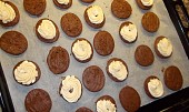 Sušenky Baileys s krémovou náplní (Každou druhou sušenku ozdobíme krémem a slepíme)