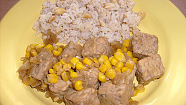 Tempeh na cibulce s oříškovou rýží