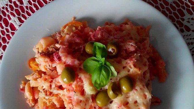 Těstoviny zapečené s květákem, řepou, tvarohem a klobásou