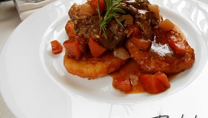 Vepřová líčka na zelenině s bramborovými placičkami