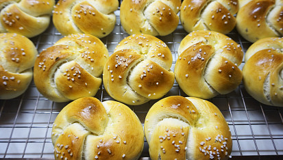 Babiččiny "startovací" žemličky (jinak housky), chviličku po vytažení z trouby