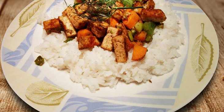 Barevné tofu s jasmínovou rýží