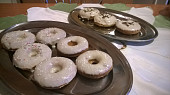 Bezlepkové jablečné donuty, s maslovo cukrovou polevou