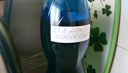 Bezový sirup z květů černého bezu-kosmatice