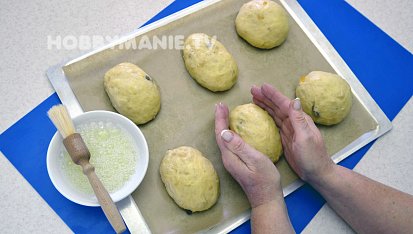 Bochánky maritozzi podle starých Římanů - historické recepty, Dokynuté bochánky stlačte dlaněmi do podoby oválků. Potřené prošlehaným bílkem nechte opět dokynout. Upečte je pak dorůžova