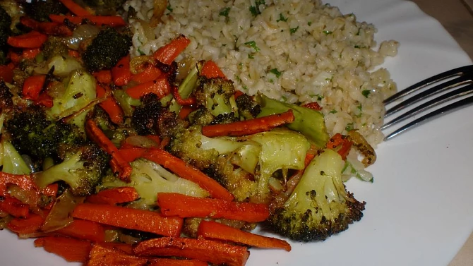 Česnekový bulgur s pečenou zeleninou