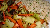 Česnekový bulgur s pečenou zeleninou