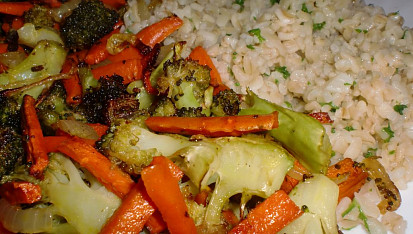 Česnekový bulgur s pečenou zeleninou